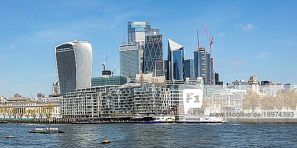 Skyline Wolkenkratzer Hochhäuser im Bankenviertel am Fluss Themse Panorama in London  Großbritannien  Europa