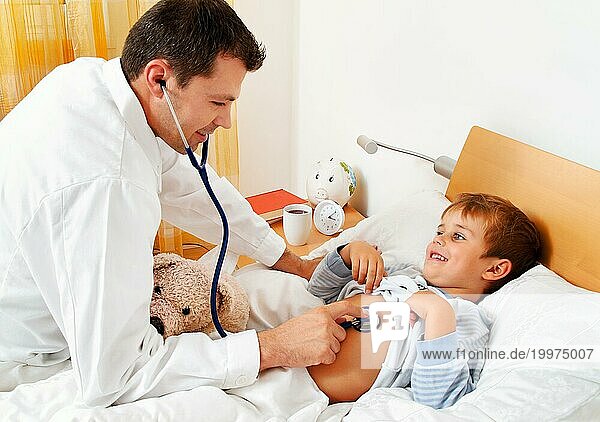 Ein Arzt beim Hausbesuch untersucht ein krankes Kind. Kleiner Junge liegt im Bett  4-6 Jahre alt  Stethoskop  Untersuchung  Erkältung  Grippe