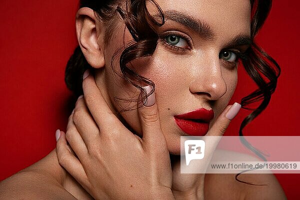 Schöne Frau mit perfekter Haut auf rotem Hintergrund. Schönheit und Hautpflege Konzept. Mädchen in weißen Handschuhen