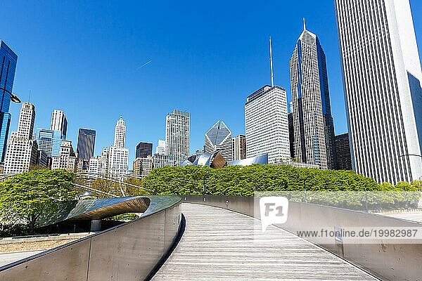 Chicago Skyline Wolkenkratzer Hochhäuser und BP Pedestrian Bridge Brücke skyscraper in Chicago  USA  Nordamerika