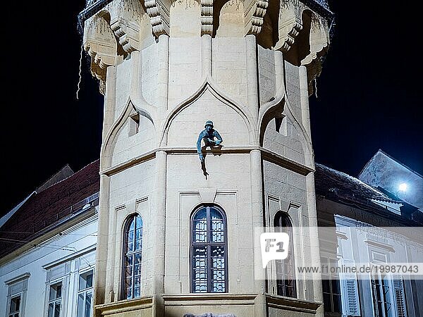 Der Rufer  eine Kriegerhalbfigur aus Bronze  Rathausturm  Nachtaufnahme  Bad Radkersburg  Steiermark  Österreich  Europa