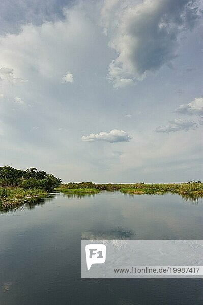 Flussfahrt im Okavango Delta  Schilf  Wolken  Natur  Naturlandschaft  Landschaft  niemand  puristisch  Spiegelung  Kwando River  BwaBwata Nationalpark  Namibia  Afrika