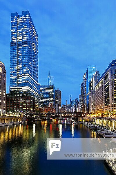 Skyline Wolkenkratzer Hochhäuser am Chicago River Brücke bei Nacht in Chicago  USA  Nordamerika