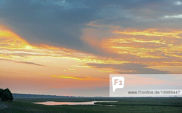 Flussufer  chobe river  Abendsonne  Sonnenuntergang  Landschaft  Abendstimmung  Himmel  niemand  leer  puristisch  Steppe  Steppenlandschaft  Chobe Nationalpark in Botswana