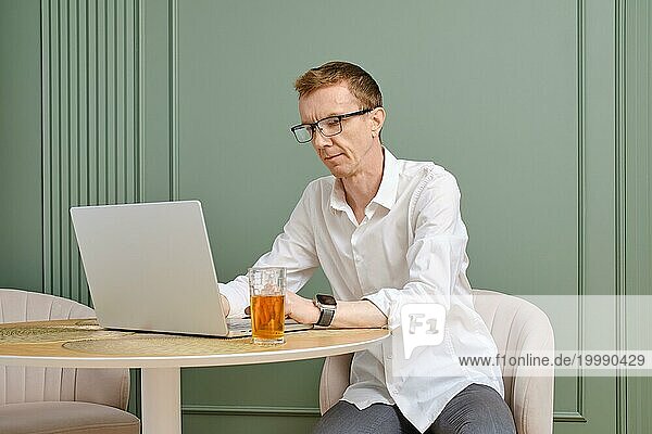 Mann mittleren Alters mit Laptop auf der Suche nach einer Mietwohnung