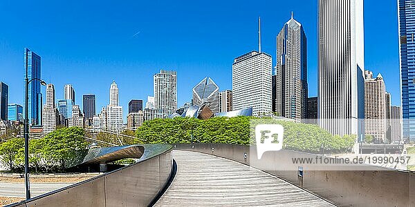 Chicago Skyline Wolkenkratzer Hochhäuser und BP Pedestrian Bridge Brücke skyscraper Panorama in Chicago  USA  Nordamerika