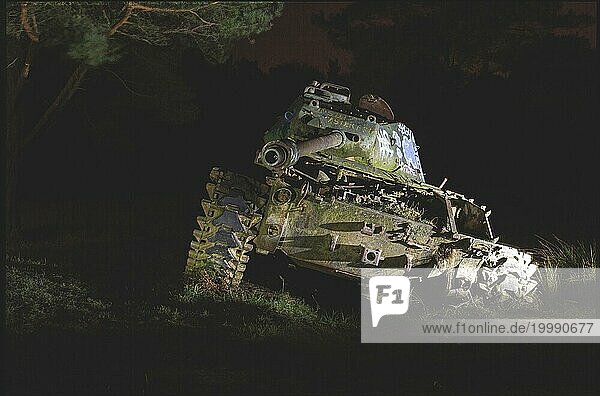 Ein alter Panzer nachts im Wald mit dramatischem Licht beleuchtet  M41 Bulldog  Lost Place  Brander Wald  Aachen  Nordrhein-Westfalen  Deutschland  Europa