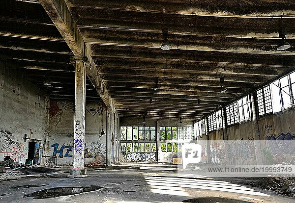 Leerstehende Fabrikhalle auf einem verlassenen Fabrikgelände