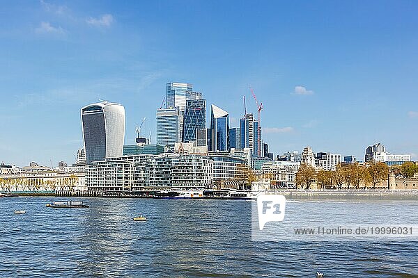Skyline Wolkenkratzer Hochhäuser im Bankenviertel am Fluss Themse in London  Großbritannien  Europa