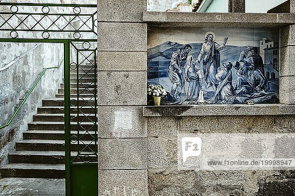 Marienstatue mit dem religiösen Hintergrund aus traditionellen portugiesischen Fliesen  Porto  Portugal  Europa