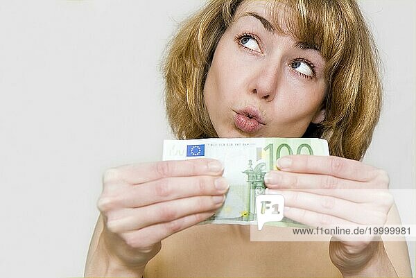 Junge Frau mit 100 Euro