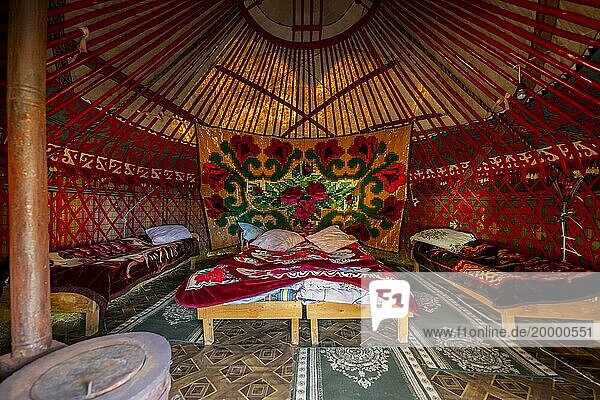 Traditionelle kirgisische Jurte zur Übernachtung für Touristen  mit vier Betten und Teppichen  Region Naryn  Kirgistan  Asien
