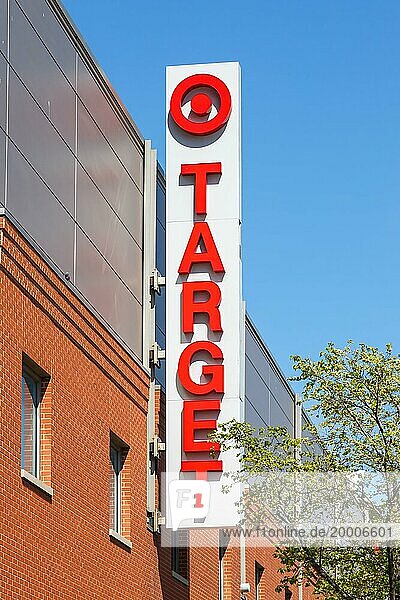 Target Logo an einer Filiale des Discounter Supermarkt Laden Geschäft in Chicago  USA  Nordamerika