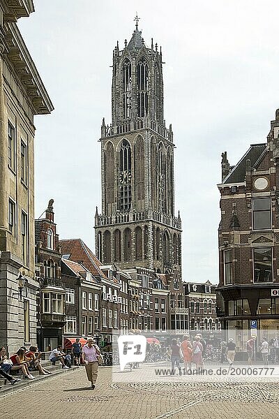Berühmter Dom Kirchturm aus dem vierzehnten Jahrhundert in der Stadt Utrecht  Niederlande  Europa