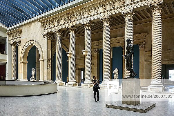 Besucherin in der Galerie des klassischen Griechenlands und Roms im Museum Cinquantenaire in Brüssel  Belgien  Europa