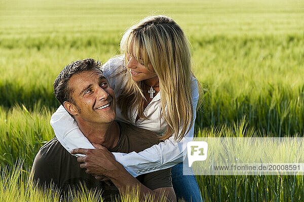 Verliebtes Paar in einem Getreidefeld