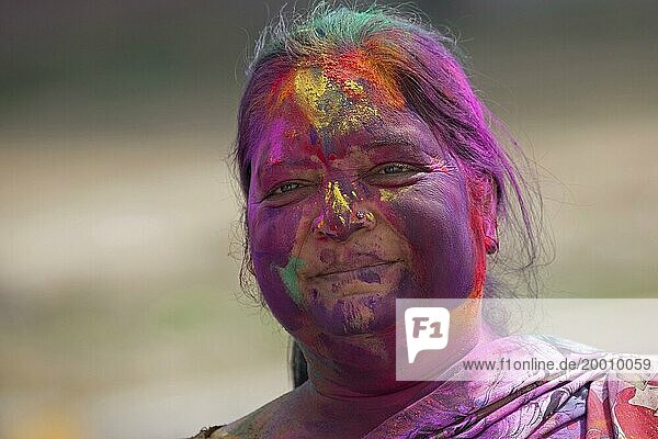 Eine mit bunter Farbe bedeckte Frau feiert das Holifest das Fest der Farben in Mathura  Uttar Pradesh  Indien  Asien