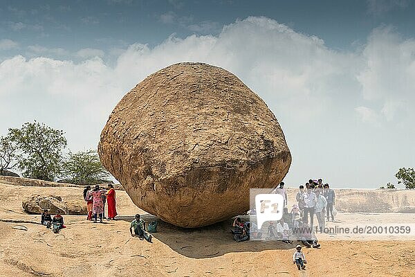 Indische Touristen  Krishnas Butterkugel  natürlicher Felsblock  UNESCO-Weltkulturerbe  Mahabalipuram oder Mamallapuram  Tamil Nadu  Indien  Asien