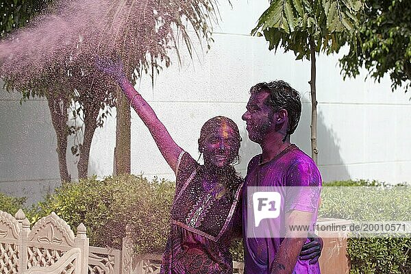 Ein junges Paar  das in bunte Farbe gehüllt ist  feiert das Holifest das Fest der Farben in Mathura  Uttar Pradesh  Indien  Asien
