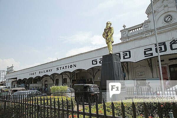 Statue of Colonel Henry Steele Olcott  American Buddhist  Fort Railway Station  Colombo  Sri Lanka  Asia