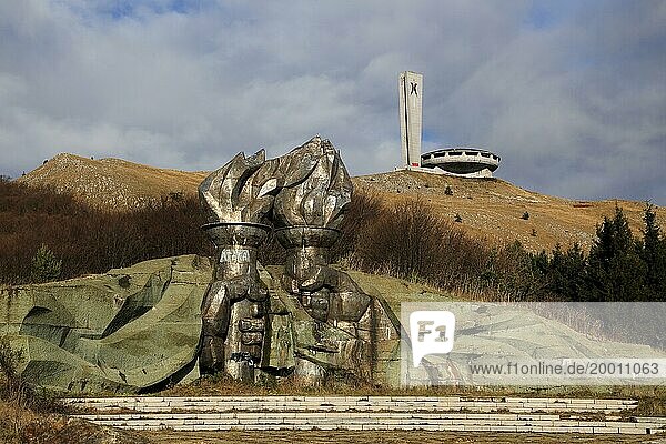 Brennende Fackel Skulptur Buzludzha Denkmal ehemalige kommunistische Parteizentrale  Bulgarien  Osteuropa  Europa
