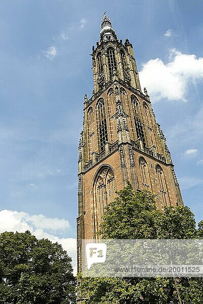 Gotischer Kirchturm mit Uhr  Onze Lieve Vrouwetoren  Amersfoort  Niederlande  Europa