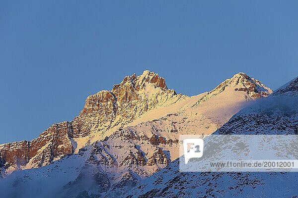 Alpenglühen über dem Berg Gran Serra bei Sonnenuntergang  Nationalpark Gran Paradiso im Aostatal  Italien  Europa