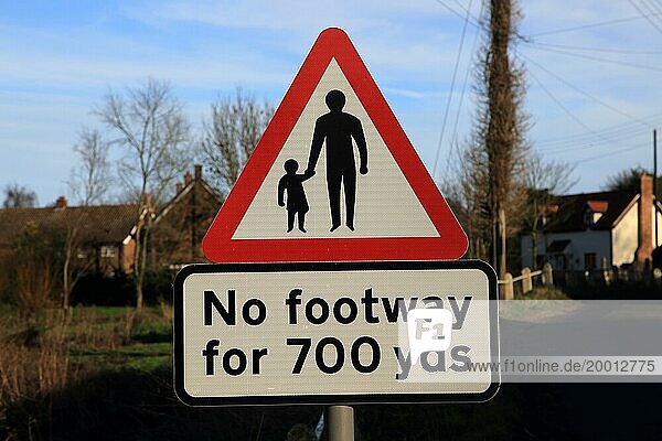 Schild im Dorf für No footway for 700 yards  Shottisham  Suffolk  England  UK