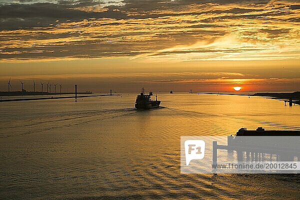 Sonnenuntergang orange glühen Landschaft Wolken Wasser  Nordsee Schifffahrt  Hafen von Rotterdam  Haken von Holland  Niederlande  Europa