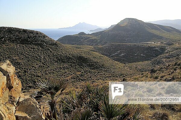 Blick auf die Küste in Richtung Westen  Rodalquilar  Naturpark Cabo de Gata  Almeria  Spanien  Europa
