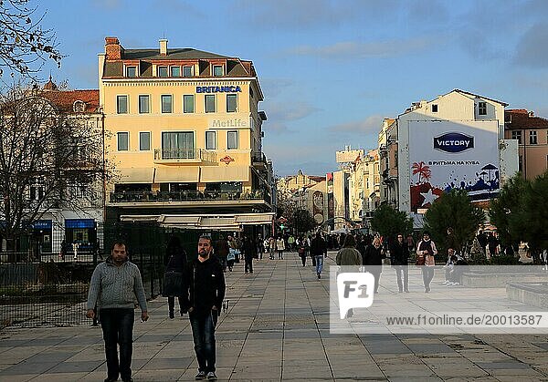 Spaziergänger am Winterabend  Knyaz Aleksandar Straße  Stadtzentrum  Plovdiv  Bulgarien  Osteuropa  Europa