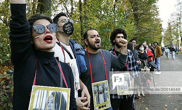 Tausende Iraner demonstrieren in Berlin um die Proteste im Iran zu unterstützen. Mit einer Menschenkette demonstrieren Iraner erneut gegen Gewalt und Unterdrückung  religiösen Zwang und die Herrschaft des Mullah Regimes im Iran  Berlin  29.10.2022