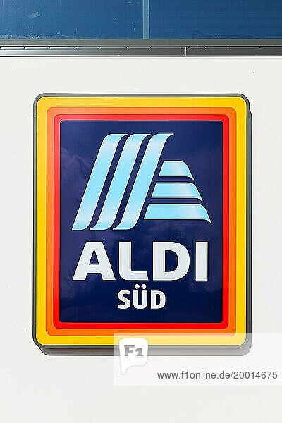 Aldi Süd Logo an einer Filiale Discounter Supermarkt Laden Geschäft in Stuttgart  Deutschland  Europa