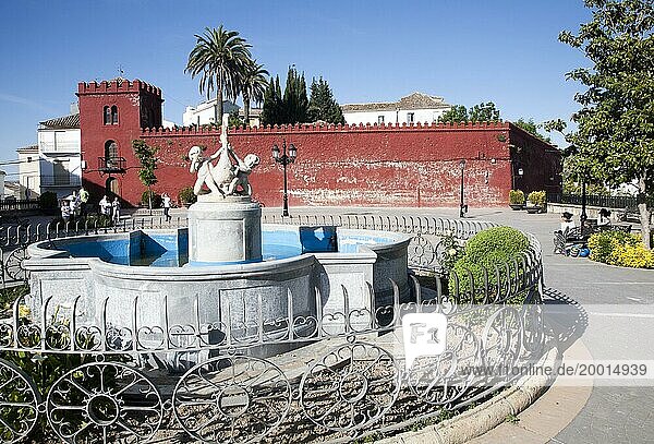 Rote maurische Burgmauern auf der Plaza de la Constitucion  Alhama de Granada  Spanien  Europa