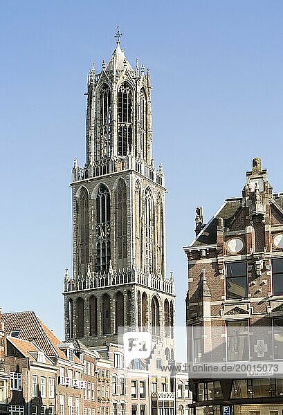 Berühmter Dom Kirchturm aus dem vierzehnten Jahrhundert in der Stadt Utrecht  Niederlande  Europa