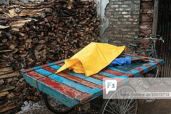 Lifeless body covered with tarpaulin on a cycle rickshaw  Sadarghat  Dhaka  Bangladesh  Asia