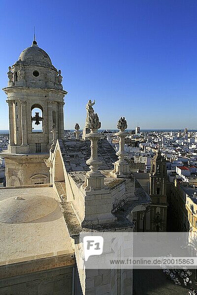 Dächer von Gebäuden im Barrio de la Vina  Blick nach Westen vom Dach der Kathedrale  Cádiz  Spanien  Europa