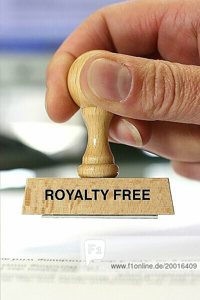 Holzstempel mit der Aufschrift: Royalty Free  Studio