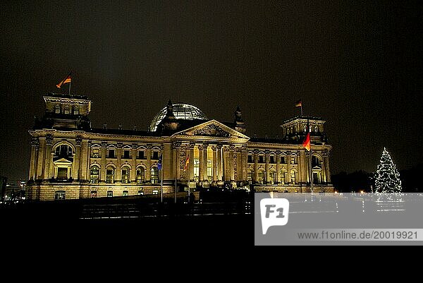 Berlin Reichstag Weihnachten  Berlin Reichstag building christmas