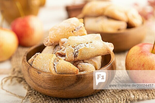 Hausgemachte süße Kekse mit Apfelmarmelade und Tasse Kaffee auf weißem hölzernem Hintergrund und Leinenstoff. Seitenansicht  Nahaufnahme  selektiver Fokus