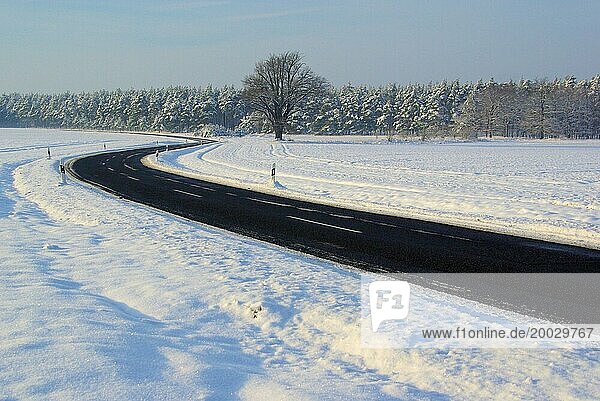 Straße im Winter  road in winter