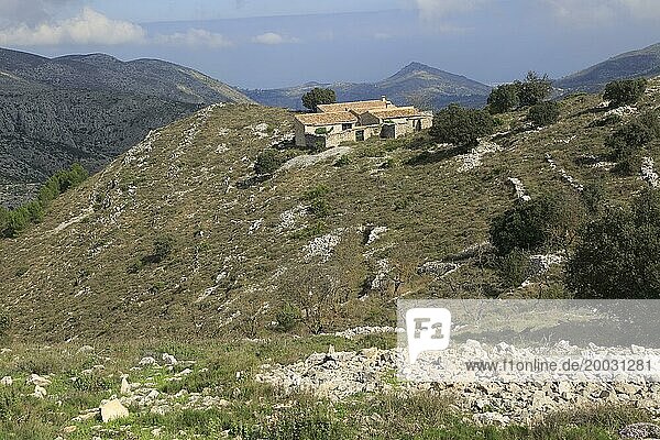 Bauernhaus in einer Kalksteinlandschaft aus dem Karbon  in der Nähe von Benimaurell  Vall de Laguar  Marina Alta  Provinz Alicante  Spanien  Europa