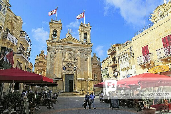 Basilika und Cafés auf dem Platz des Heiligen Georg  Plaza San Gorg  Victoria Rabat  Insel Gozo  Malta  Europa