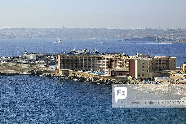 Blick auf Hotel und Fährterminal in Richtung Gozo Kanal  Cirkewwa  Republik Malta