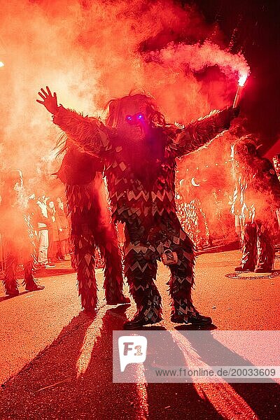 Person in einem beleuchteten Kostüm steht im Rauch bei einer nächtlichen Feier  Fasching  Schellbronner Nachtumzug  Schellbronn  Deutschland  Europa