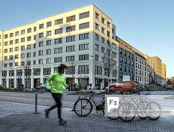Ein Jogger im Neubaugebiet Europacity Berlin an der Heidestrasse. Das Projekt Europacity umfasst eine Fläche von 61 Hektar. Es entstehen rund 3.000 Wohnungen und Büroflaechen  06.01.2022