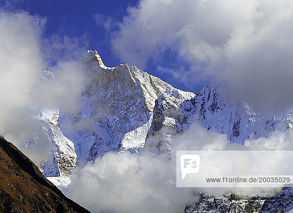 Nebel und Wolken sammeln sich am Nachmittag um den dramatischen Gipfel des Jannu in der Kangchenjunga Region im Osten Nepals