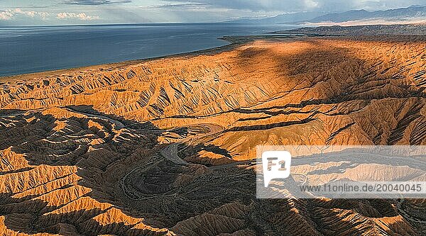 Landschaft aus erodierten Hügeln  Badlands bei Sonnenuntergang  hinten Issyk Kul See  Luftaufnahme  Canyon of the Forgotten Rivers  Issyk Kul  Kirgistan  Asien