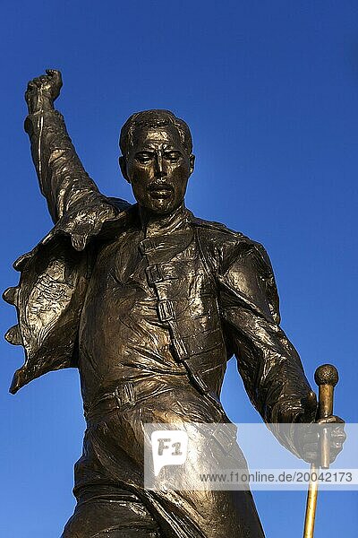 Freddie Mercury-Statue  Musiker  Queen  Rock  Rockmusik  Star  Rockstar  verstorben  berühmt  Sänger  Musik  Denkmal  Skulptur  Kunst  Künstler  Mann  Seeufer  Genfer See  Montreux  Schweiz  Europa