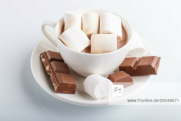 Eine Tasse heißer Kakao mit Marshmallow und Milchschokolade vor weißem Hintergrund.vor weißem Hintergrund  Nahaufnahme